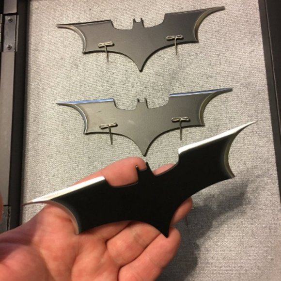 Batman Emergency Batarangs Wall Mount Display - Picture 4 of 5